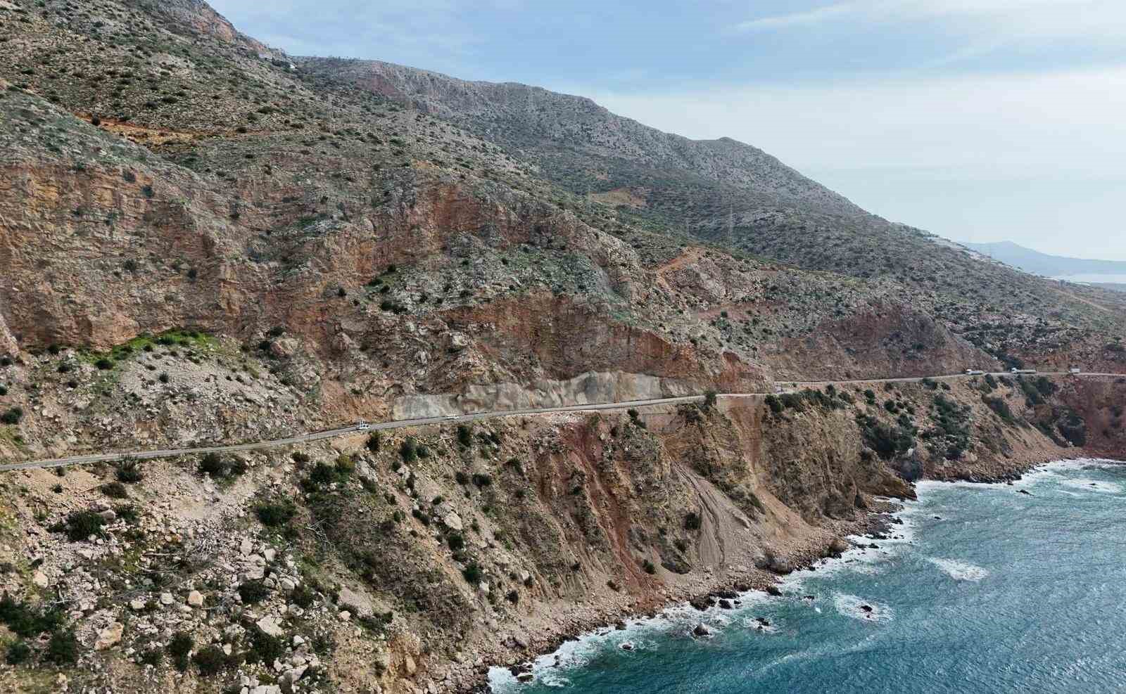 Mersin’de çöken yolda çalışmalar sürüyor: Mersin-Antalya yolunda trafik kontrollü sağlanıyor
