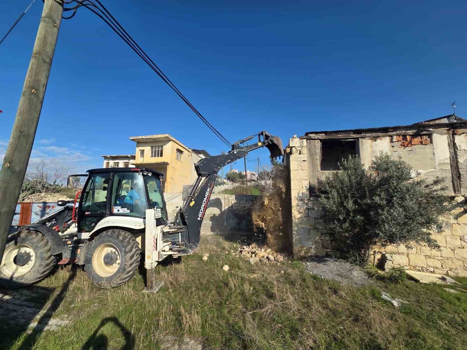 Mersin’de çökme riski taşıyan metruk bina yıkıldı
