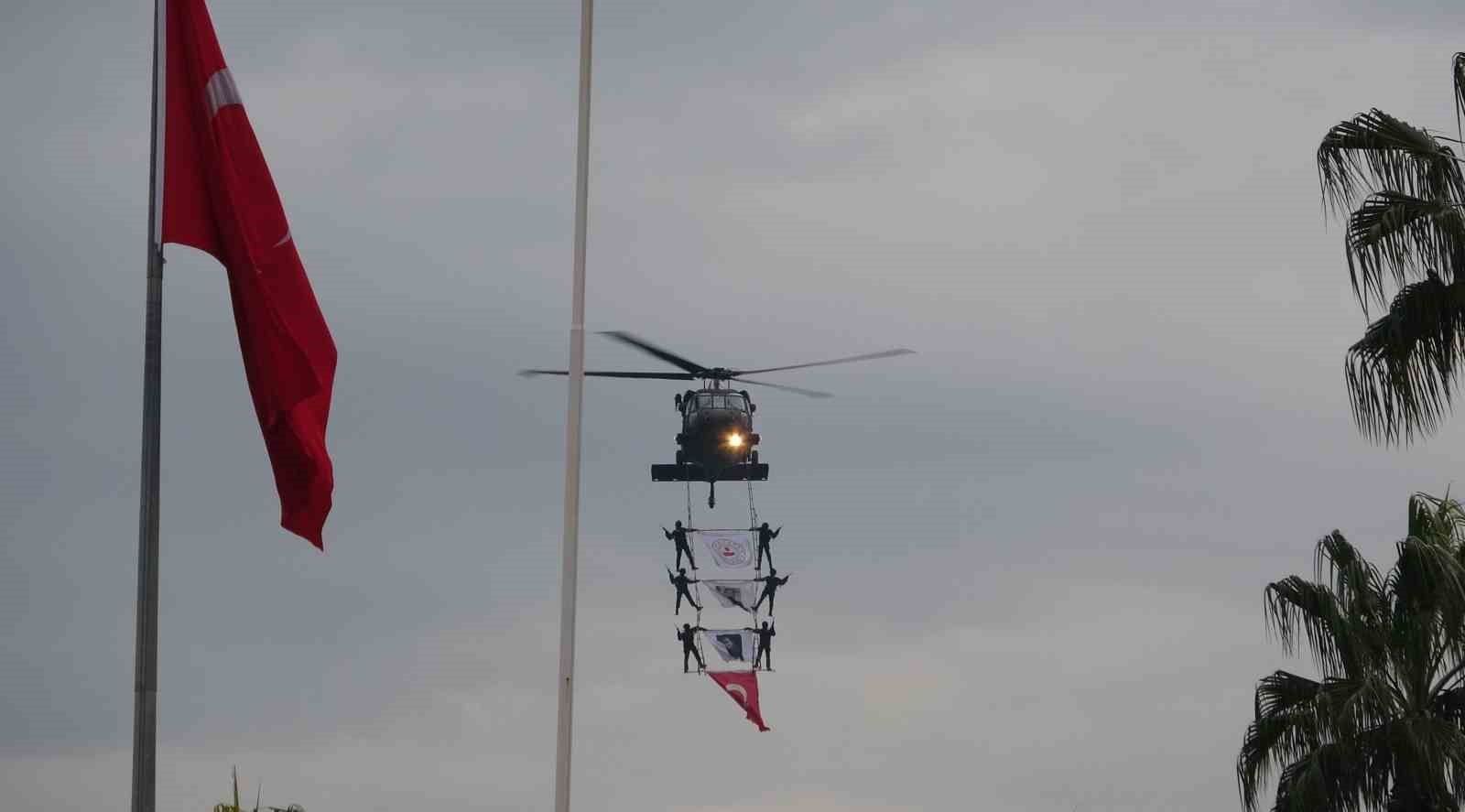 Mersin’de coşkulu kurtuluş yıl dönümü: JÖAK helikopter ile ‘üzüm salkımı’ gösterisi yaptı
Mersin’de coşkulu kurtuluş yıl dönümü: JÖAK helikopter ile ‘üzüm salkımı’ gösterisi yaptı