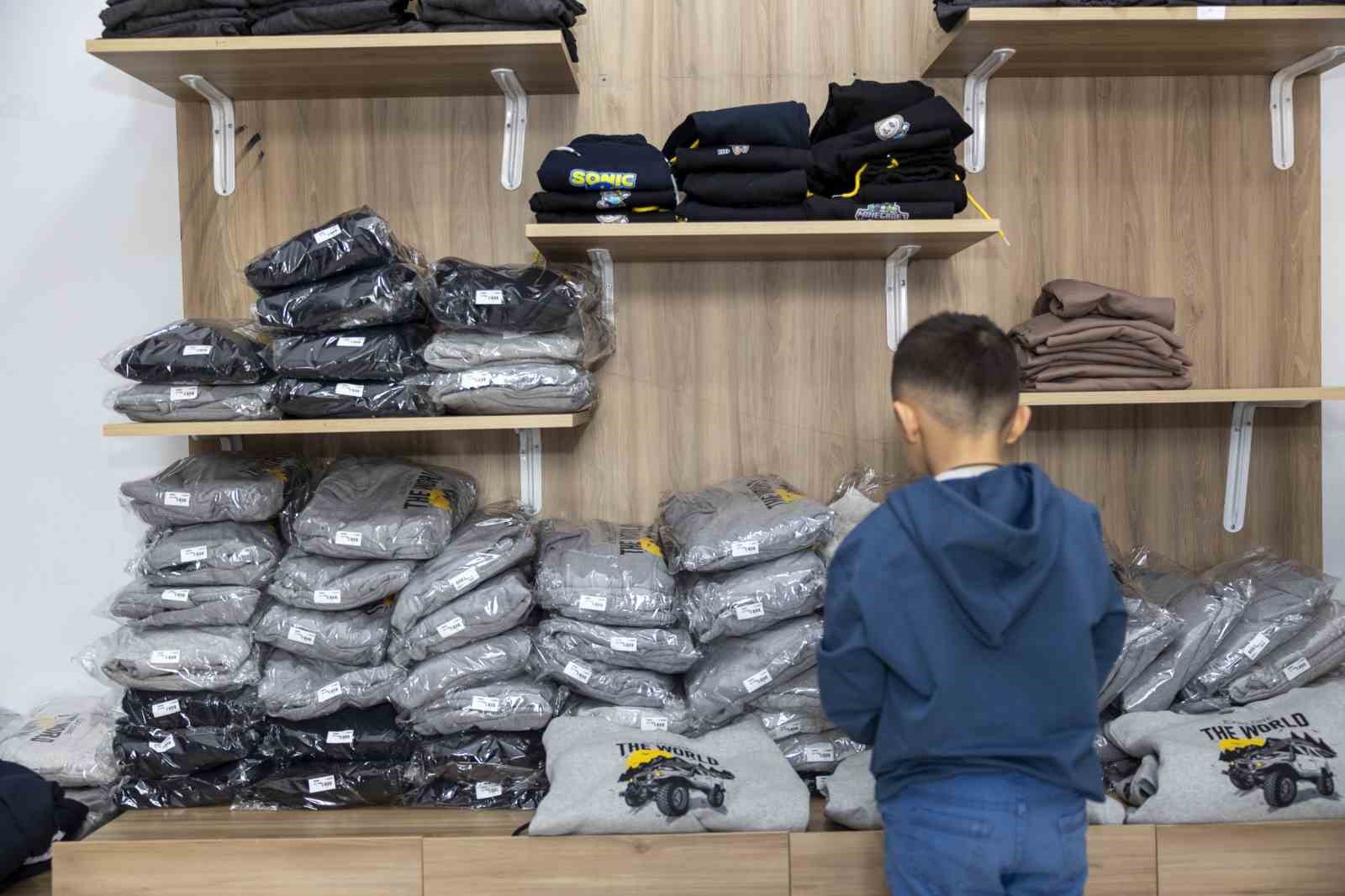 Mersin’de dar gelirli ailelerin çocuklarına bayramlık desteği
