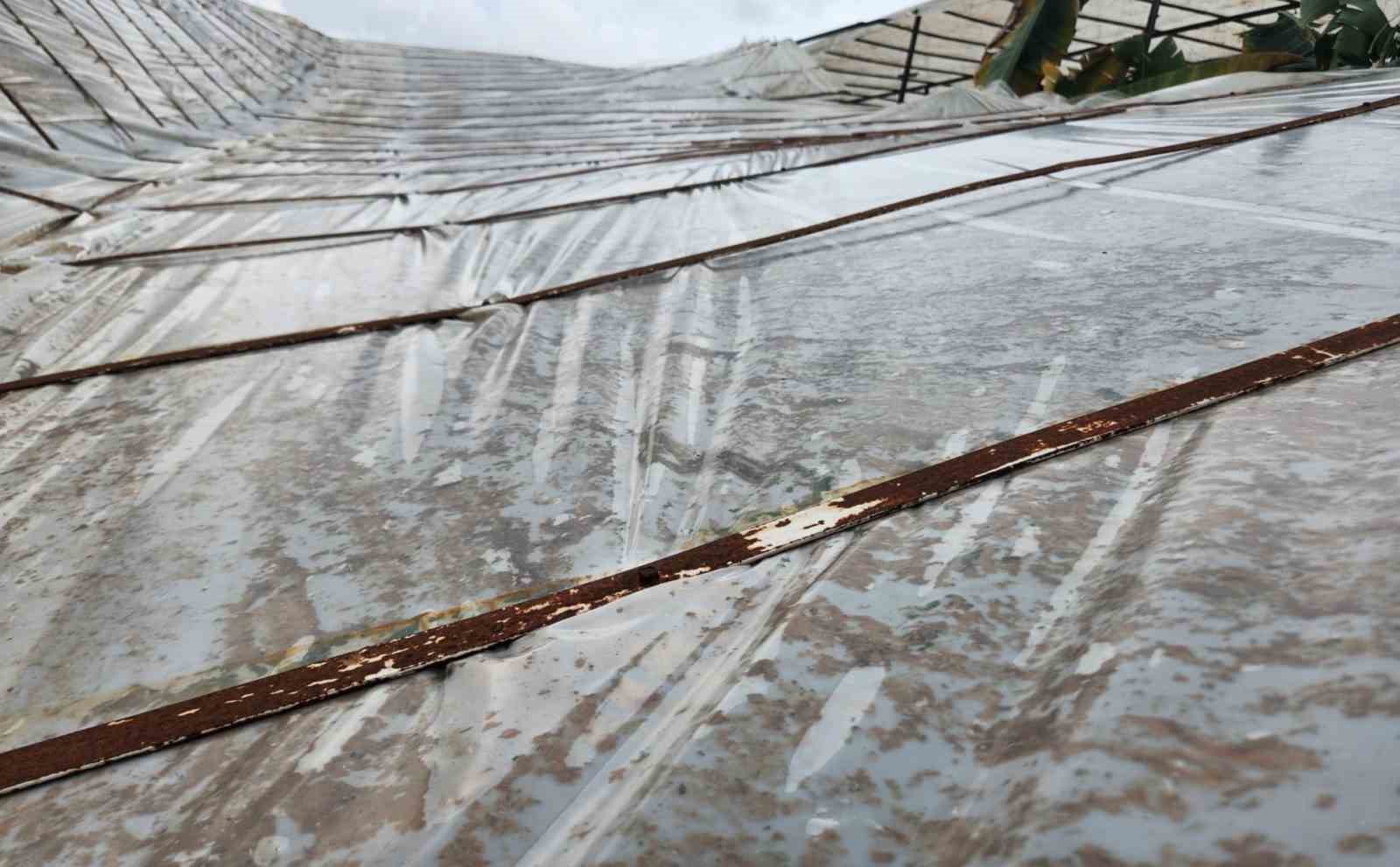 Mersin’de dolu sera çökertti, bahçelere zarar verdi
