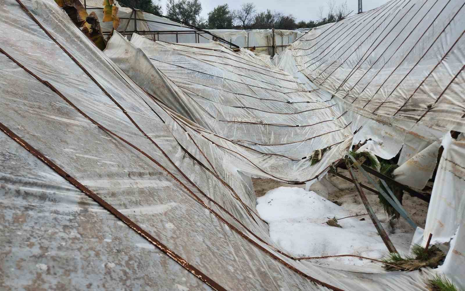 Mersin’de dolu sera çökertti, bahçelere zarar verdi
