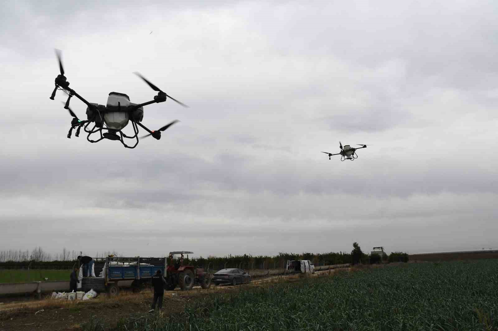 Mersin’de dronla gübreleme ve ilaçlama çiftçinin zayiatını sıfıra indirdi, zamandan tasarruf sağladı
