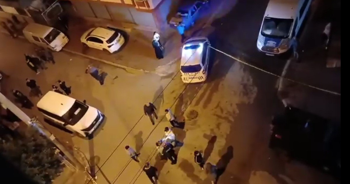 Mersin’de düğünde silahlı kavga: 1’i çocuk 8 kişi yaralandı
Mersin’de düğünde silahlı kavga: 1’i çocuk 8 kişi yaralandı