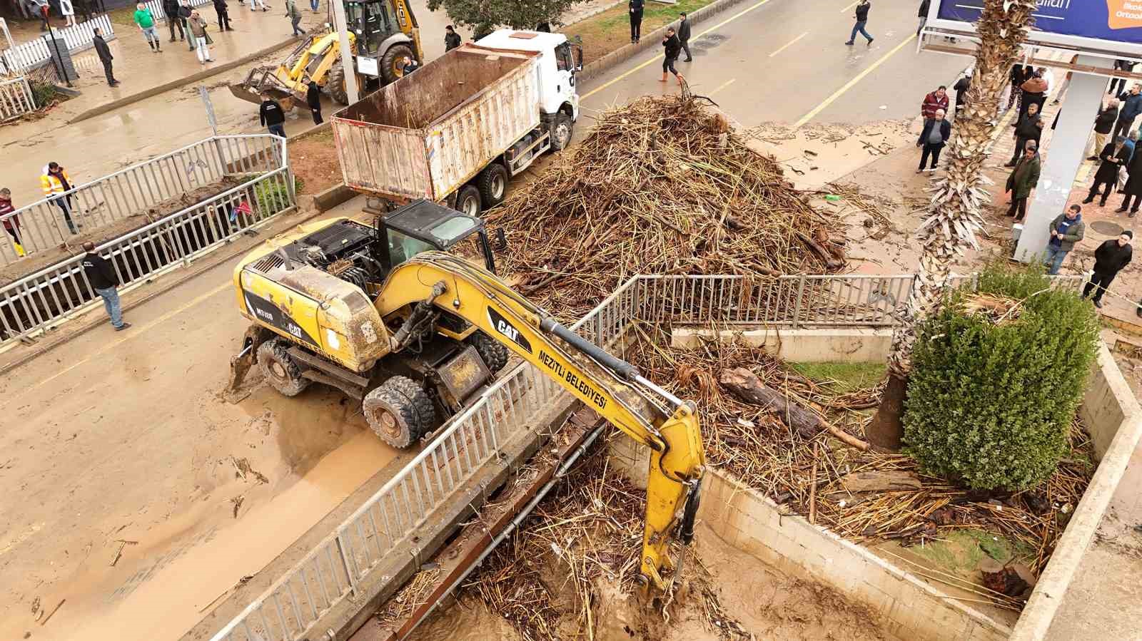 Mersin’de ekipler sel mesaisinde
