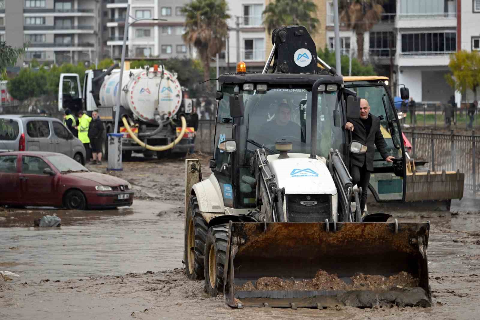 Mersin’de ekipler sel mesaisinde
