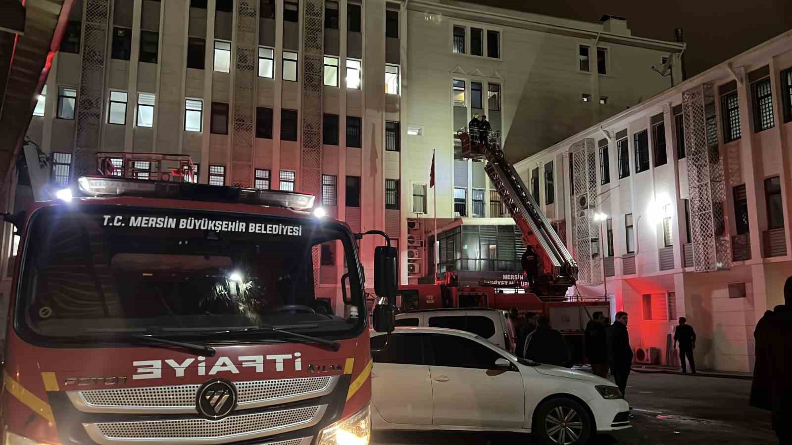 Mersin’de emniyetin ek binasında çıkan yangın büyümeden söndürüldü
