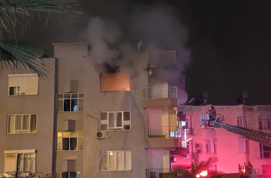 Mersin’de ev alev alev yandı
