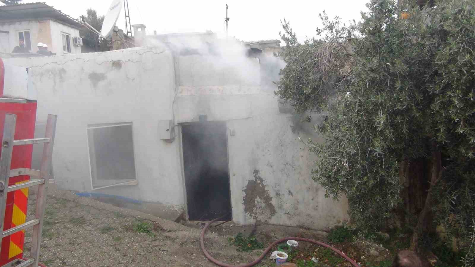 Mersin’de ev yangını: Bir ev kullanılamaz hale geldi
