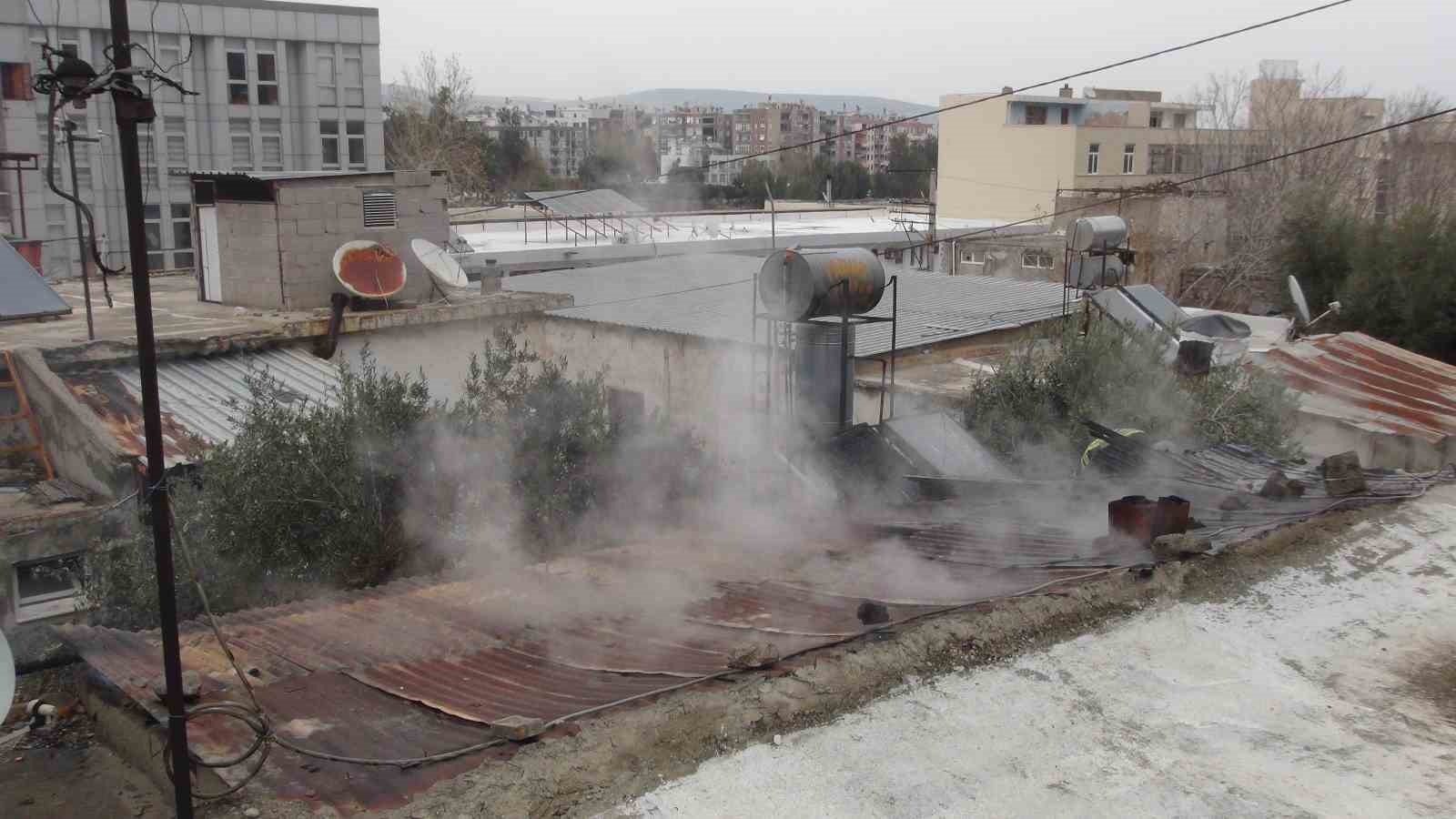 Mersin’de ev yangını: Bir ev kullanılamaz hale geldi
