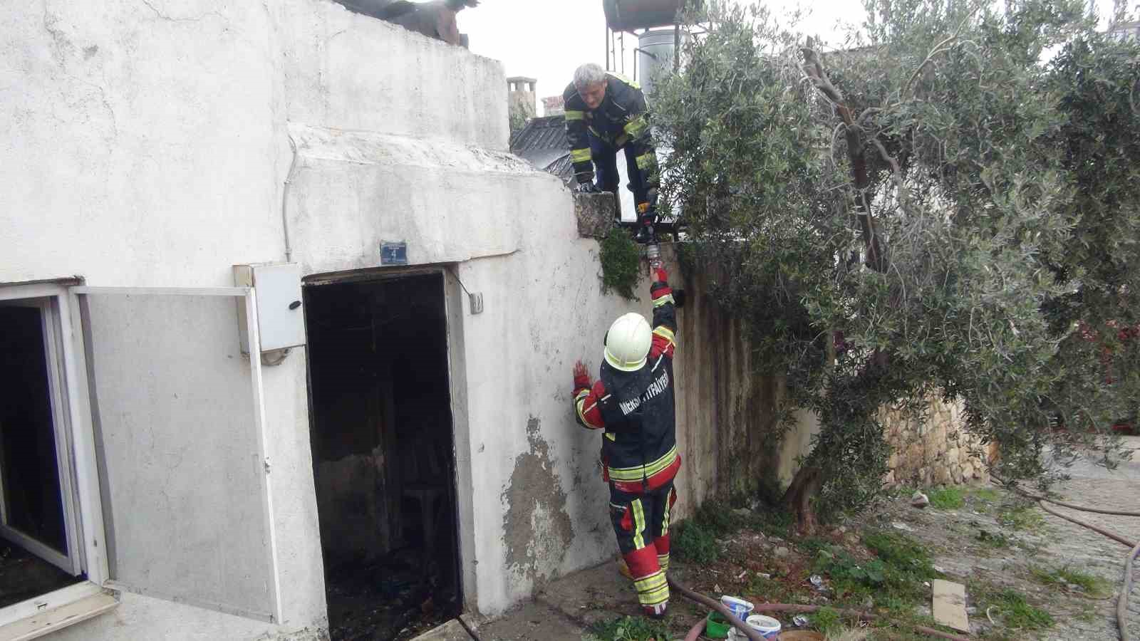 Mersin’de ev yangını: Bir ev kullanılamaz hale geldi
