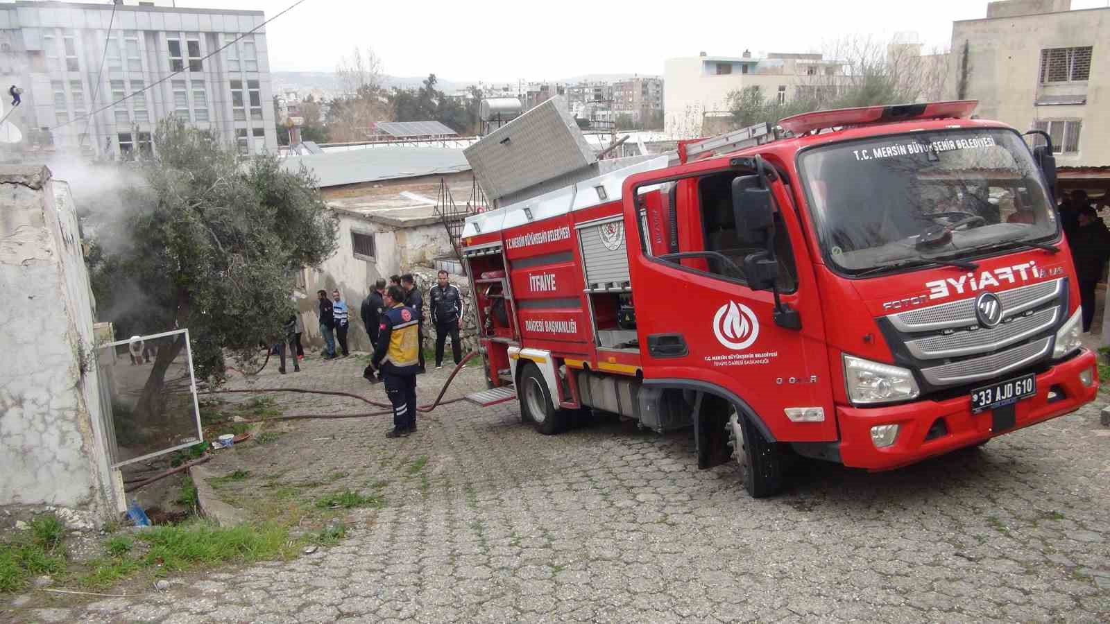 Mersin’de ev yangını: Bir ev kullanılamaz hale geldi
