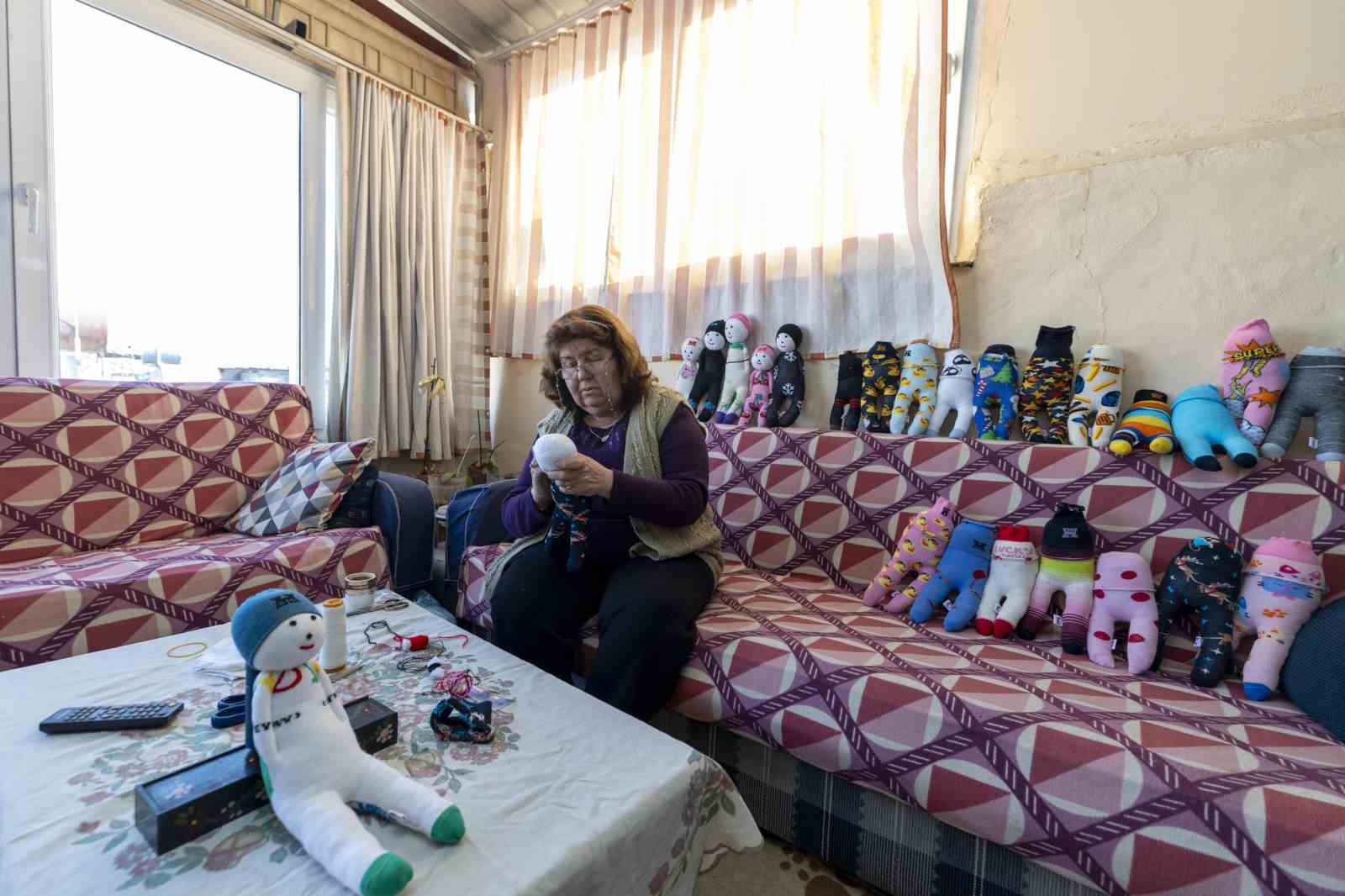Mersin’de evler atölyeye dönüştü: Kadınlar çoraptan oyuncak yapıyor
