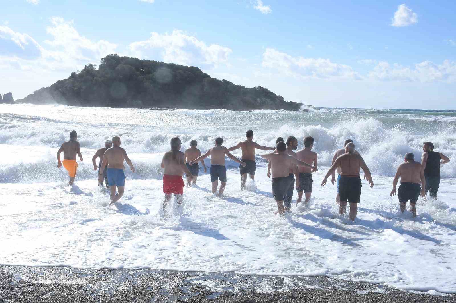 Mersin’de gelenek bozulmadı, yeni yılın ilk gününde denize girdiler
