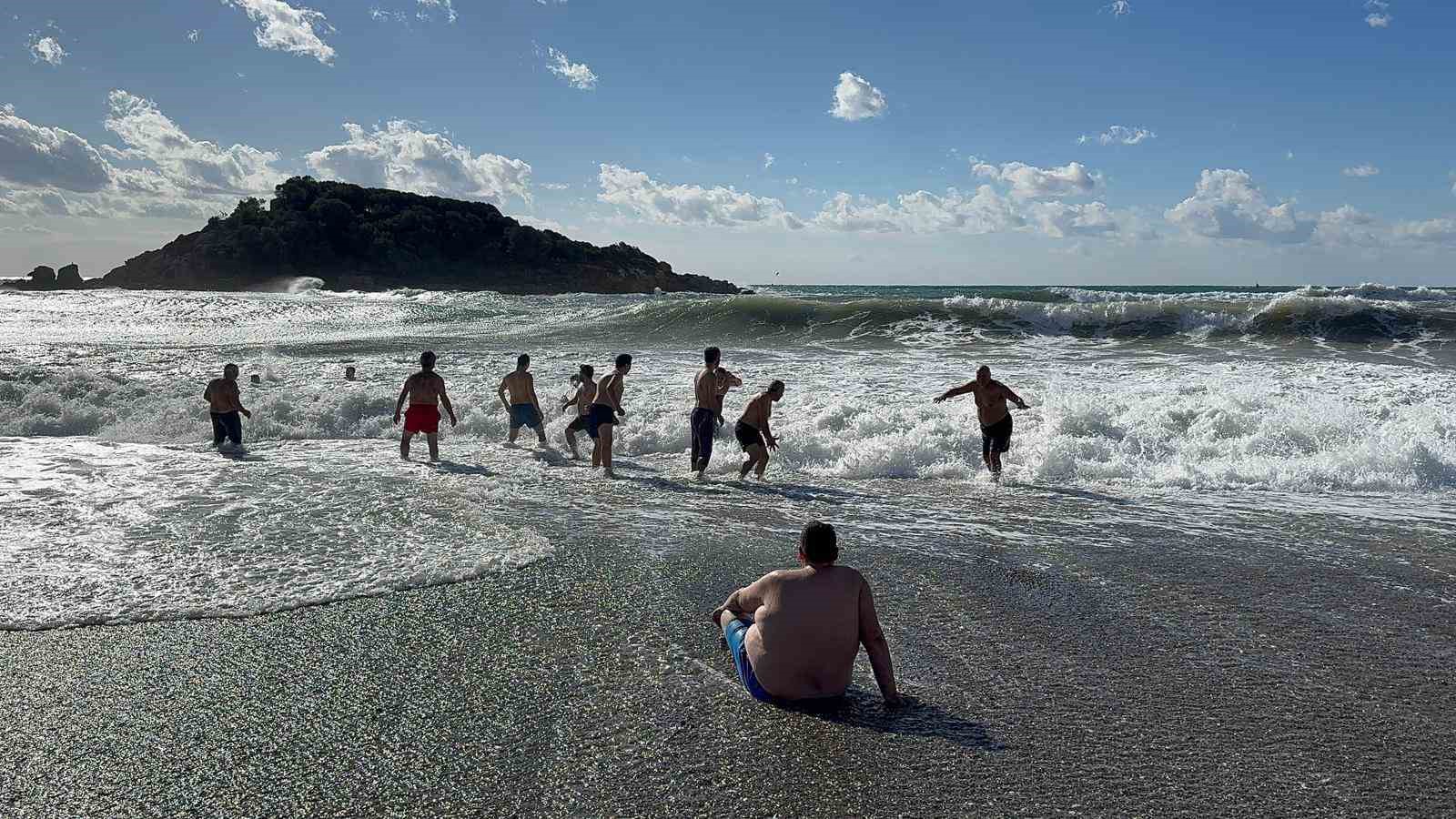 Mersin’de gelenek bozulmadı, yeni yılın ilk gününde denize girdiler
