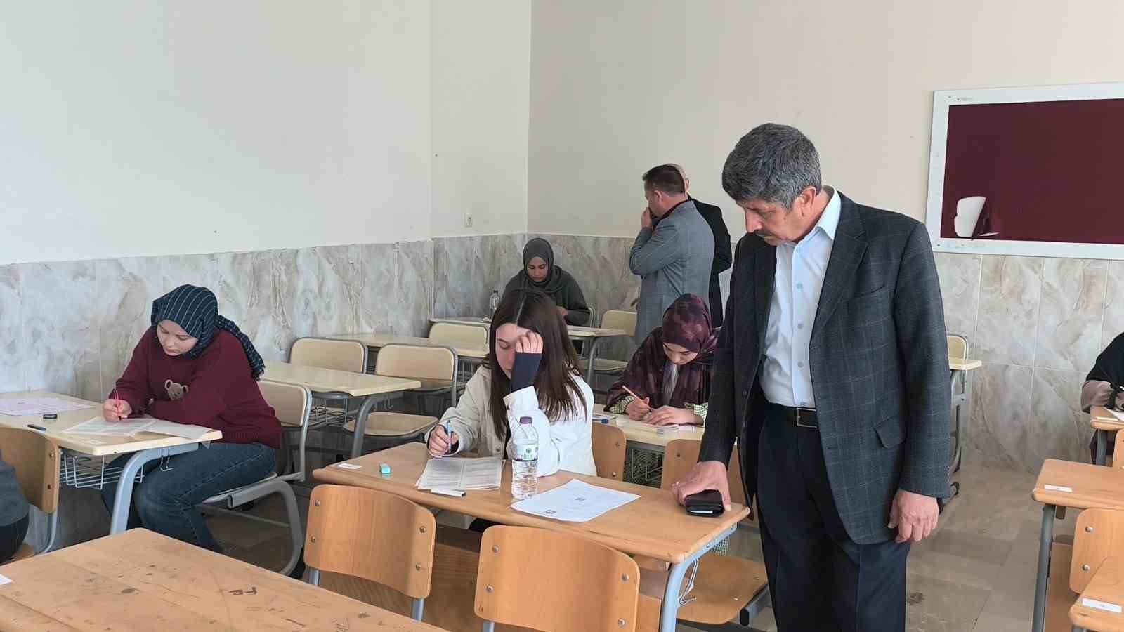 Mersin’de gençler umre ödüllü bilgi yarışmasında buluştu
