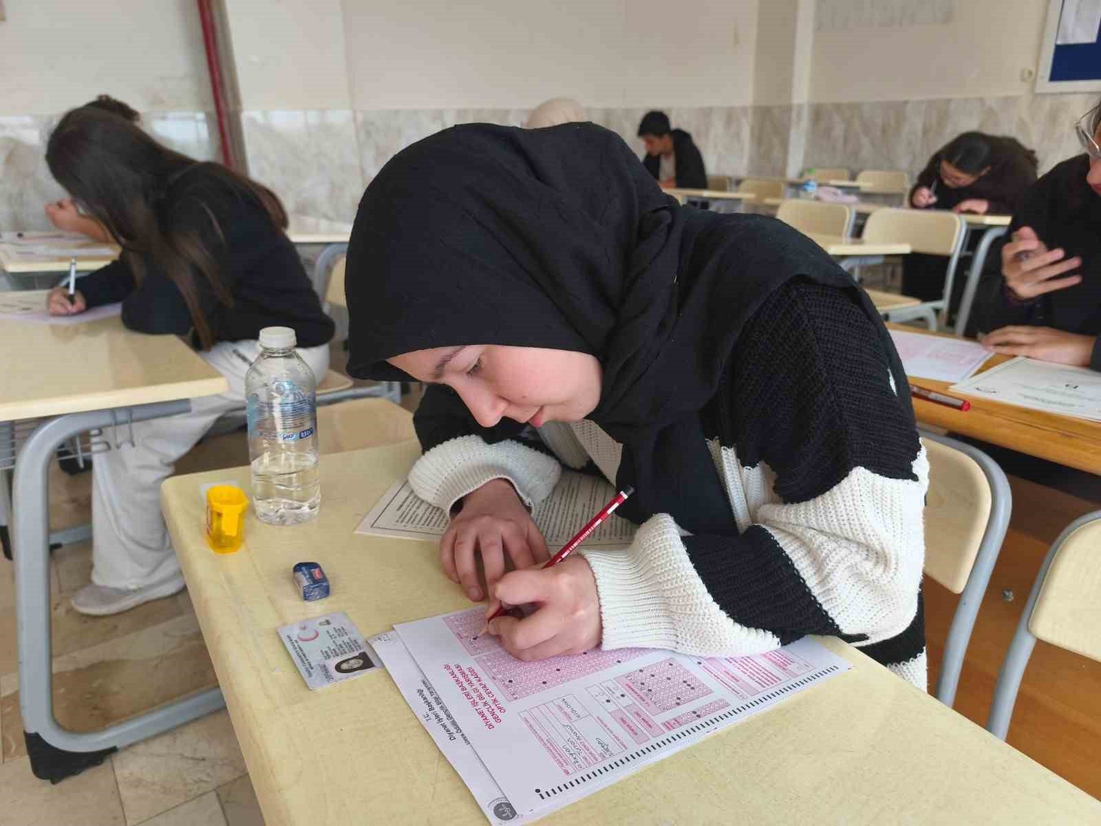 Mersin’de gençler umre ödüllü bilgi yarışmasında buluştu
