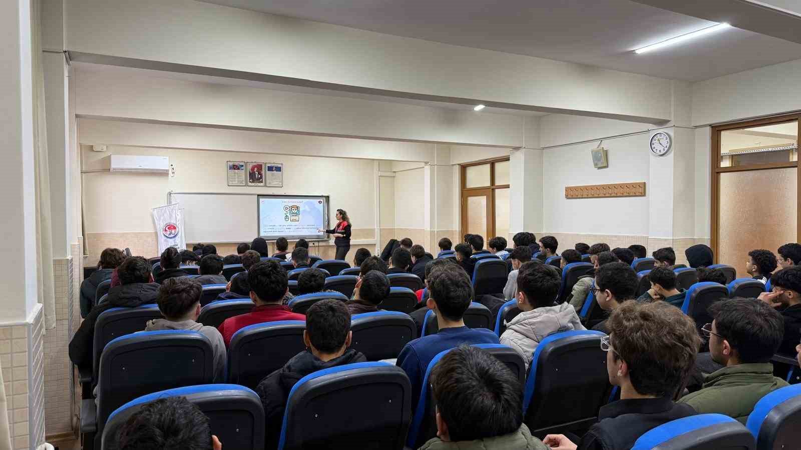Mersin’de gençlere dijital farkındalık semineri
