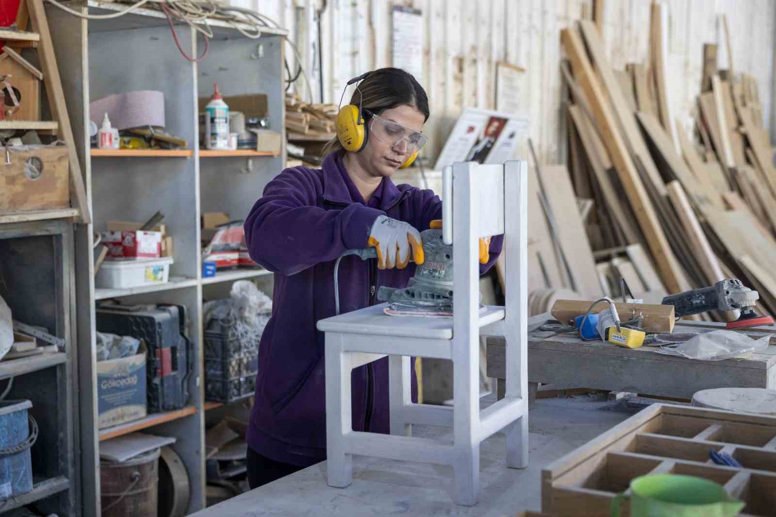 Mersin’de geri dönüşüm atölyesinde atıklar yeniden üretime kazandırılıyor
