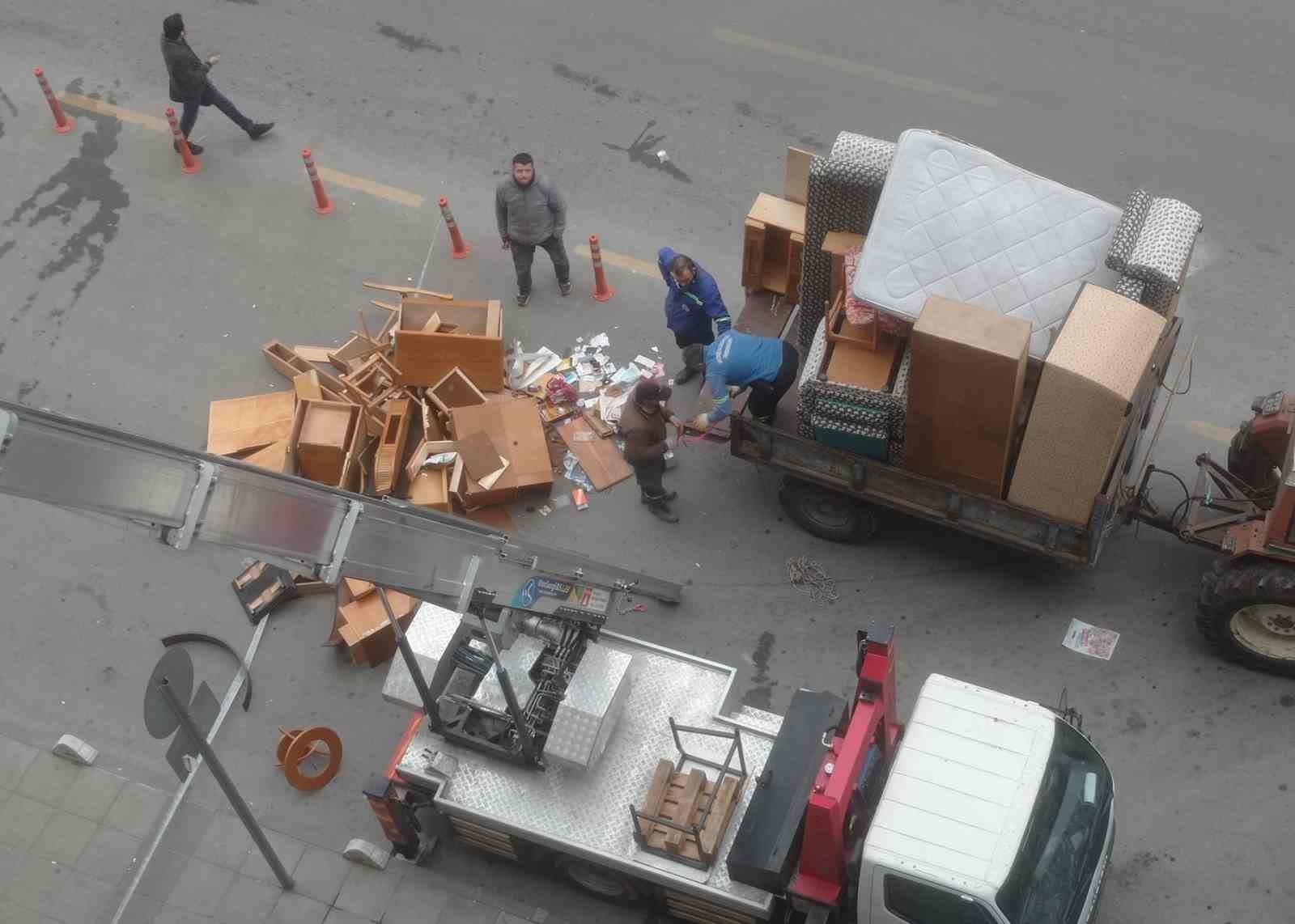 Mersin’de halk sağlığını tehdit eden çöp ev temizlendi
