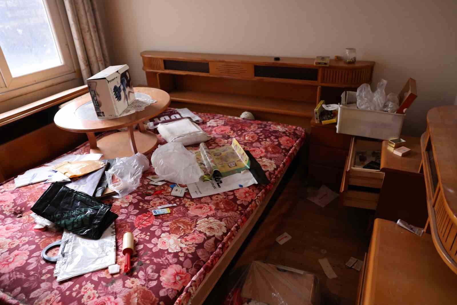 Mersin’de halk sağlığını tehdit eden çöp ev temizlendi
