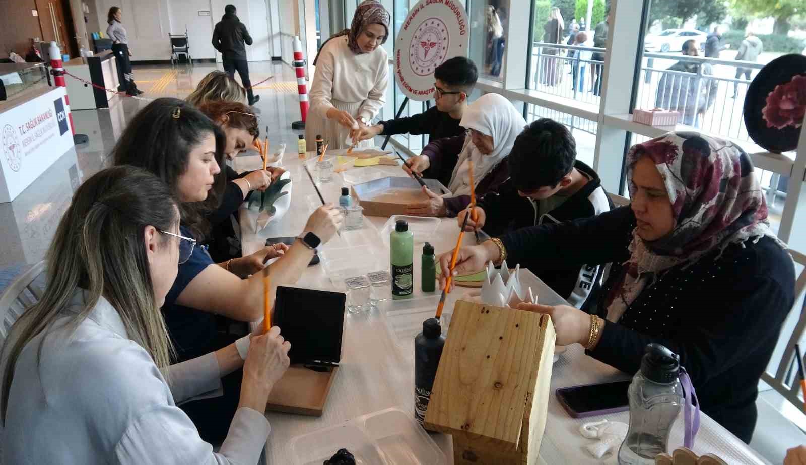 Mersin’de hastalar ve sağlık çalışanları sanatta buluştu
