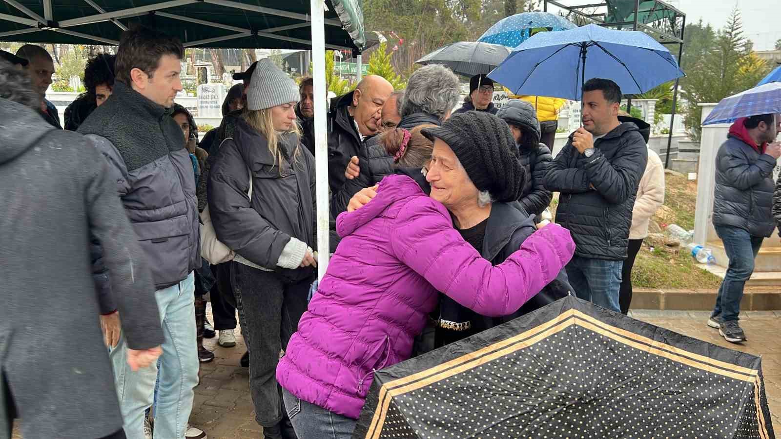 Mersin’de hayatını kaybeden keman sanatçısı Laçin Akyol, mezarı başında anıldı
