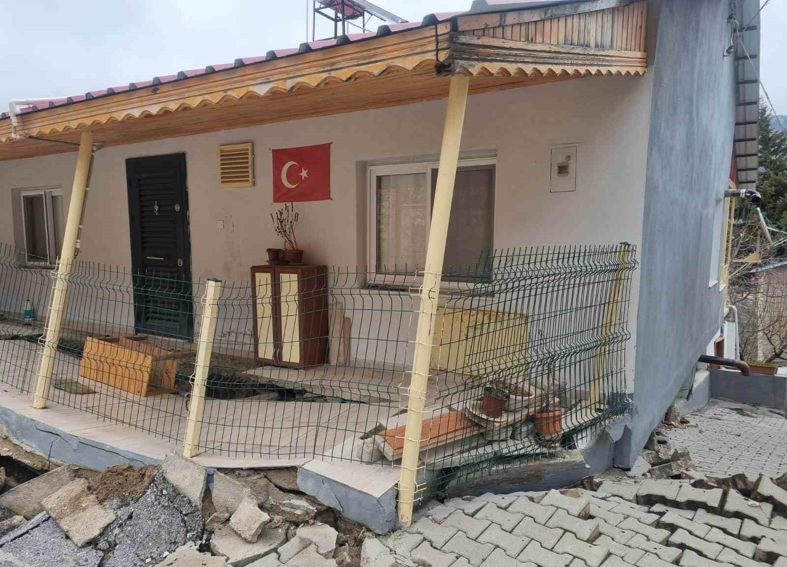 Mersin’de heyelan: Yol yarıldı, evler zarar gördü

