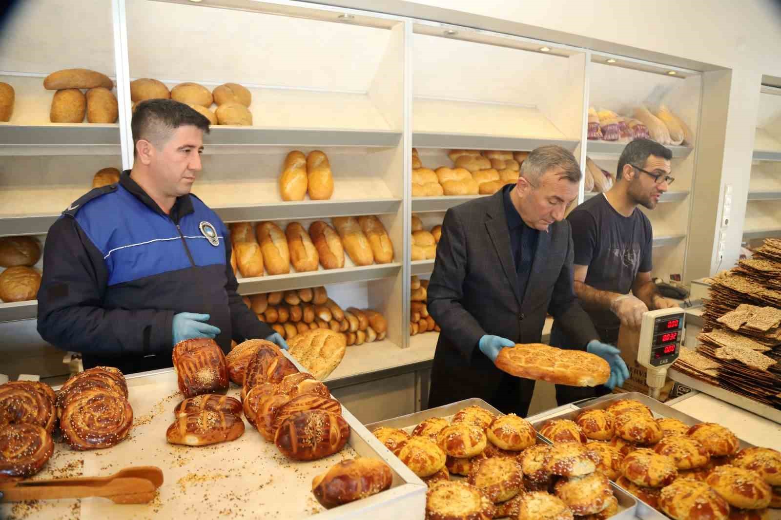 Mersin’de hijyen kurallarına uymayan fırına 6 bin 400 lira ceza
Mersin’de hijyen kurallarına uymayan fırına 6 bin 400 lira ceza