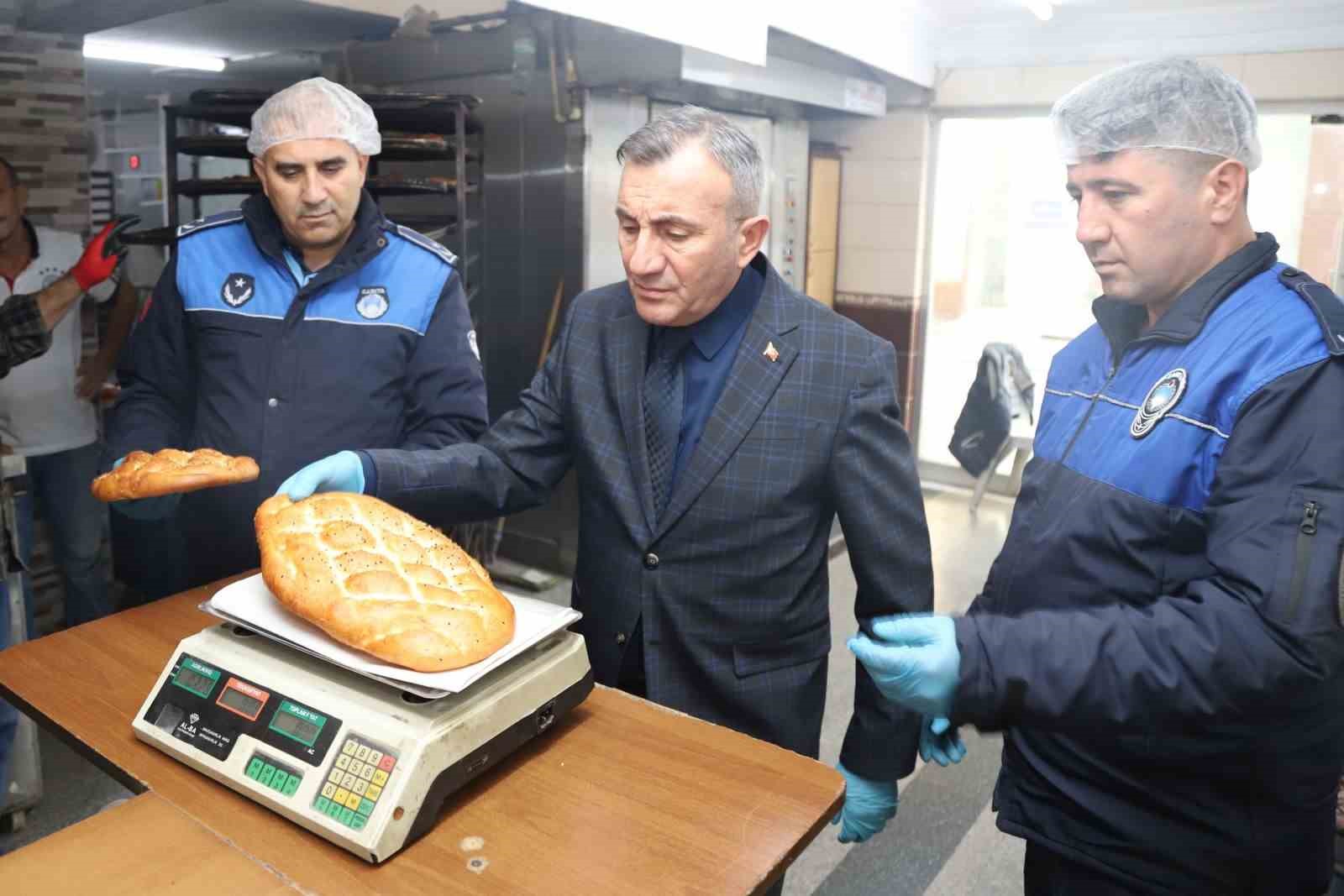 Mersin’de hijyen kurallarına uymayan fırına 6 bin 400 lira ceza
Mersin’de hijyen kurallarına uymayan fırına 6 bin 400 lira ceza