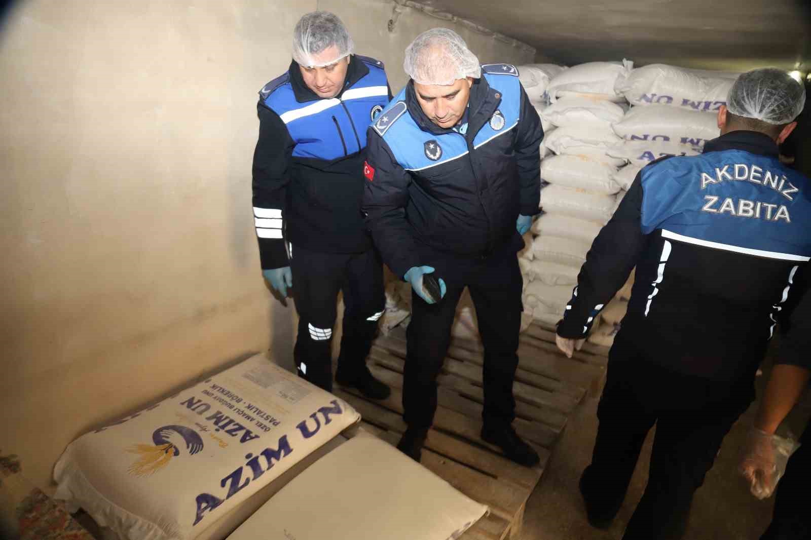 Mersin’de hijyen kurallarına uymayan fırına 6 bin 400 lira ceza
Mersin’de hijyen kurallarına uymayan fırına 6 bin 400 lira ceza