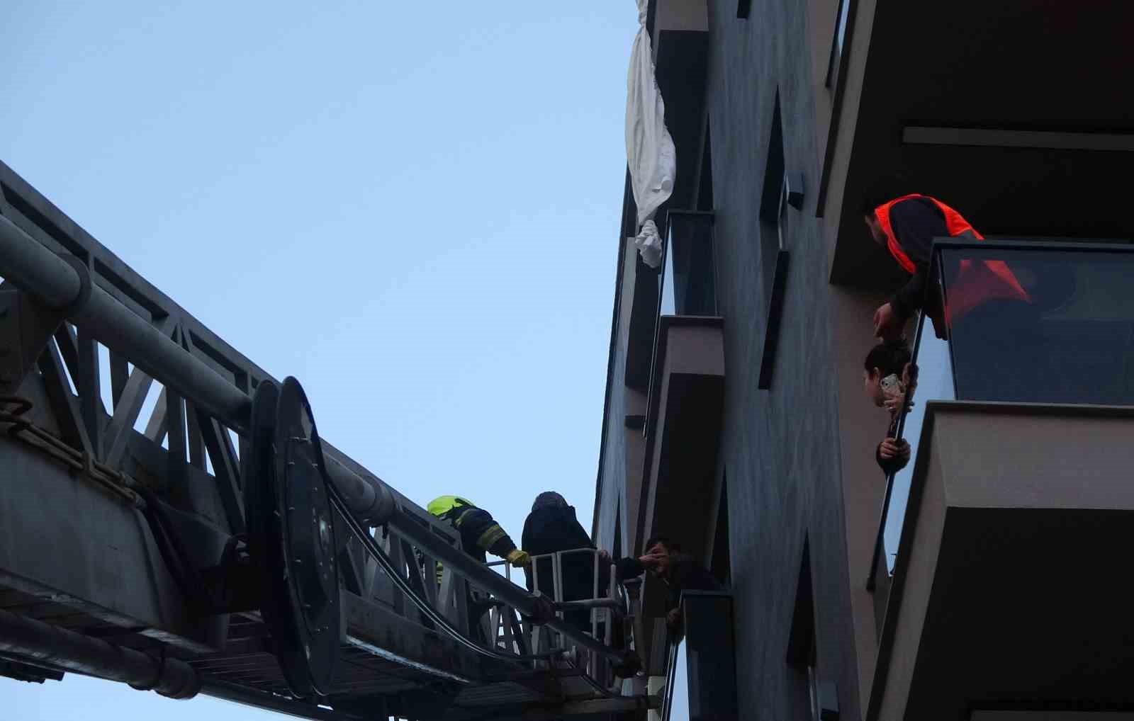 Mersin’de ilginç olay: Perde ile 6’ncı kattan sarktı, 3’üncü kat balkona düştü
