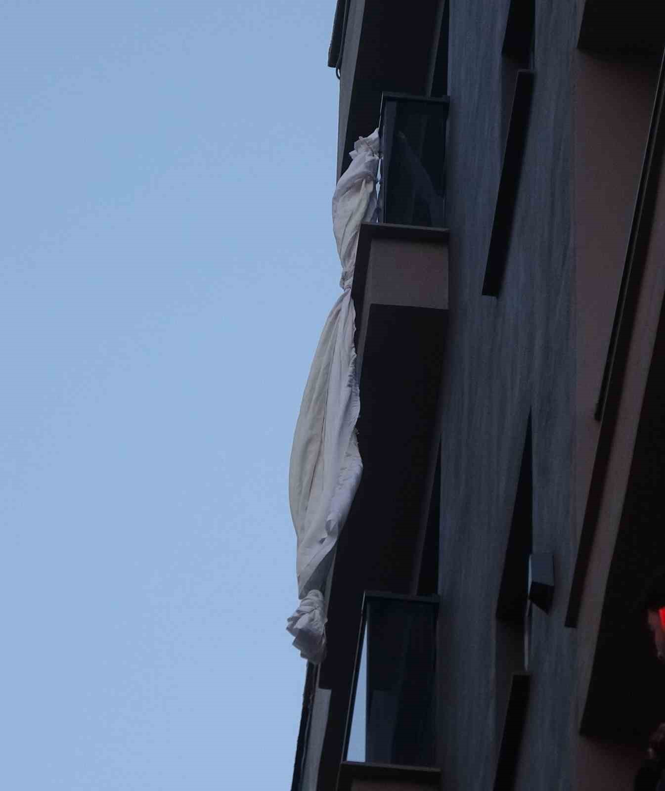 Mersin’de ilginç olay: Perde ile 6’ncı kattan sarktı, 3’üncü kat balkona düştü
