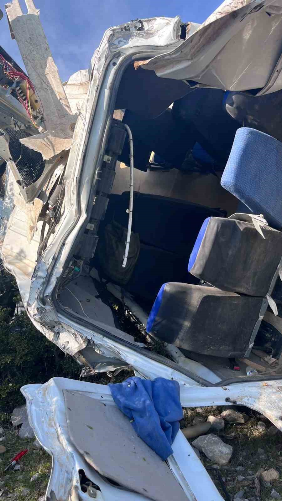 Mersin’de işçi servisi uçuruma yuvarlandı: 3 ölü 11 yaralı
