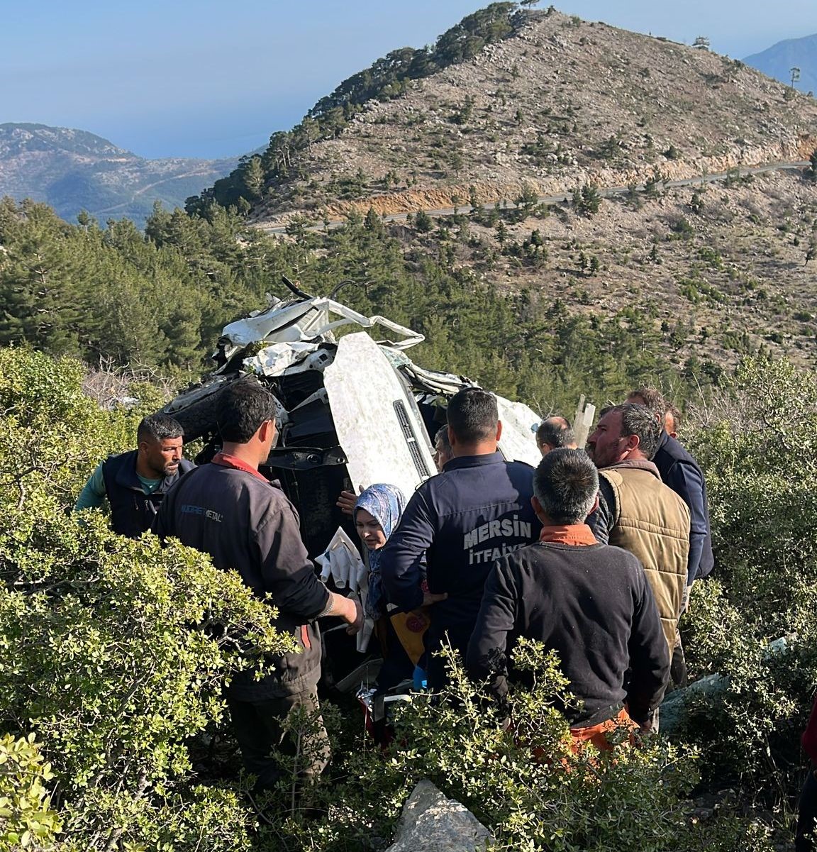 Mersin’de işçi servisi uçurumdan yuvarlandı: Ölü ve çok sayıda yaralı var
