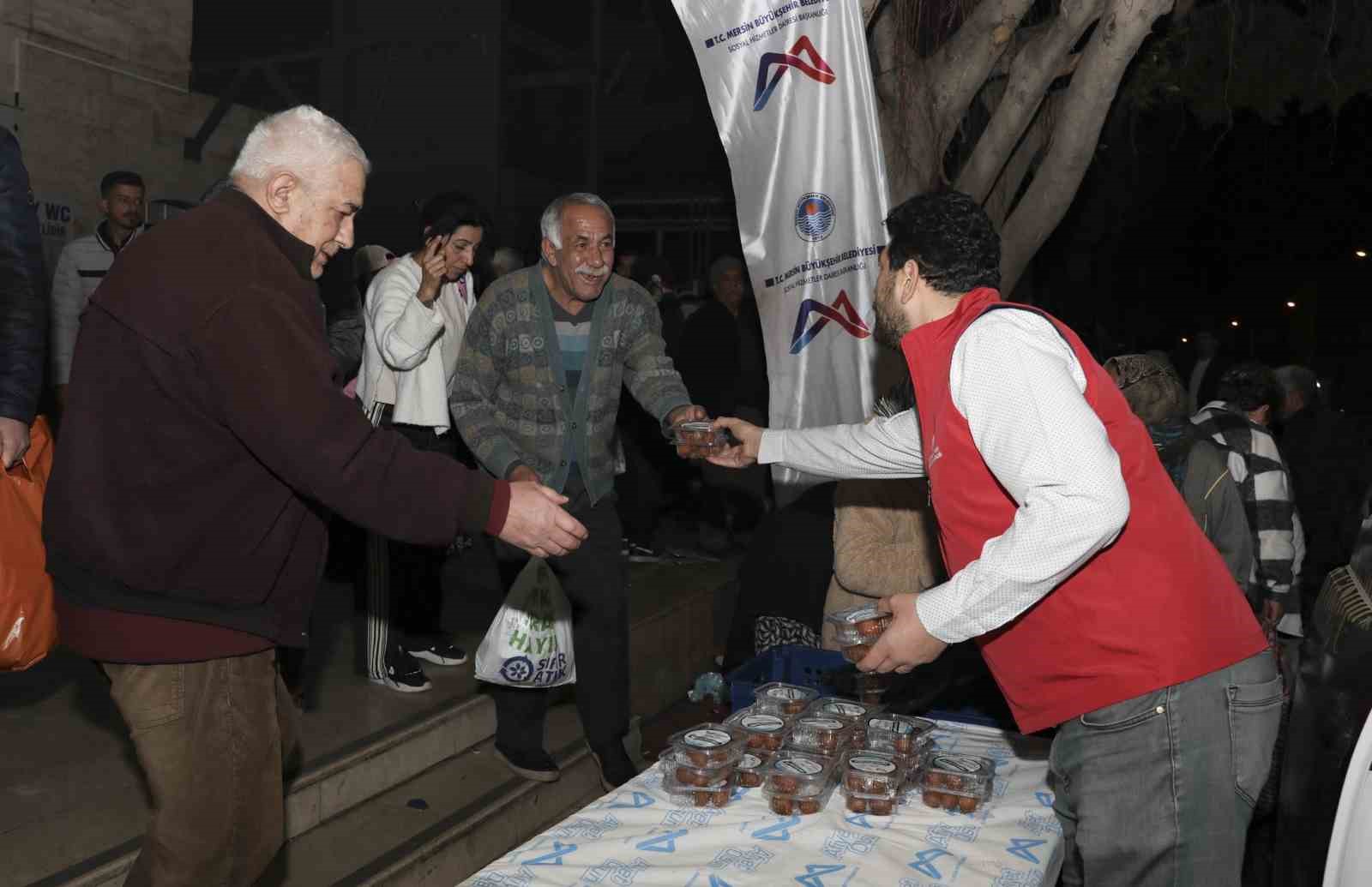 Mersin’de Kadir Gecesinde 10 bin kişilik lokma ikramı
