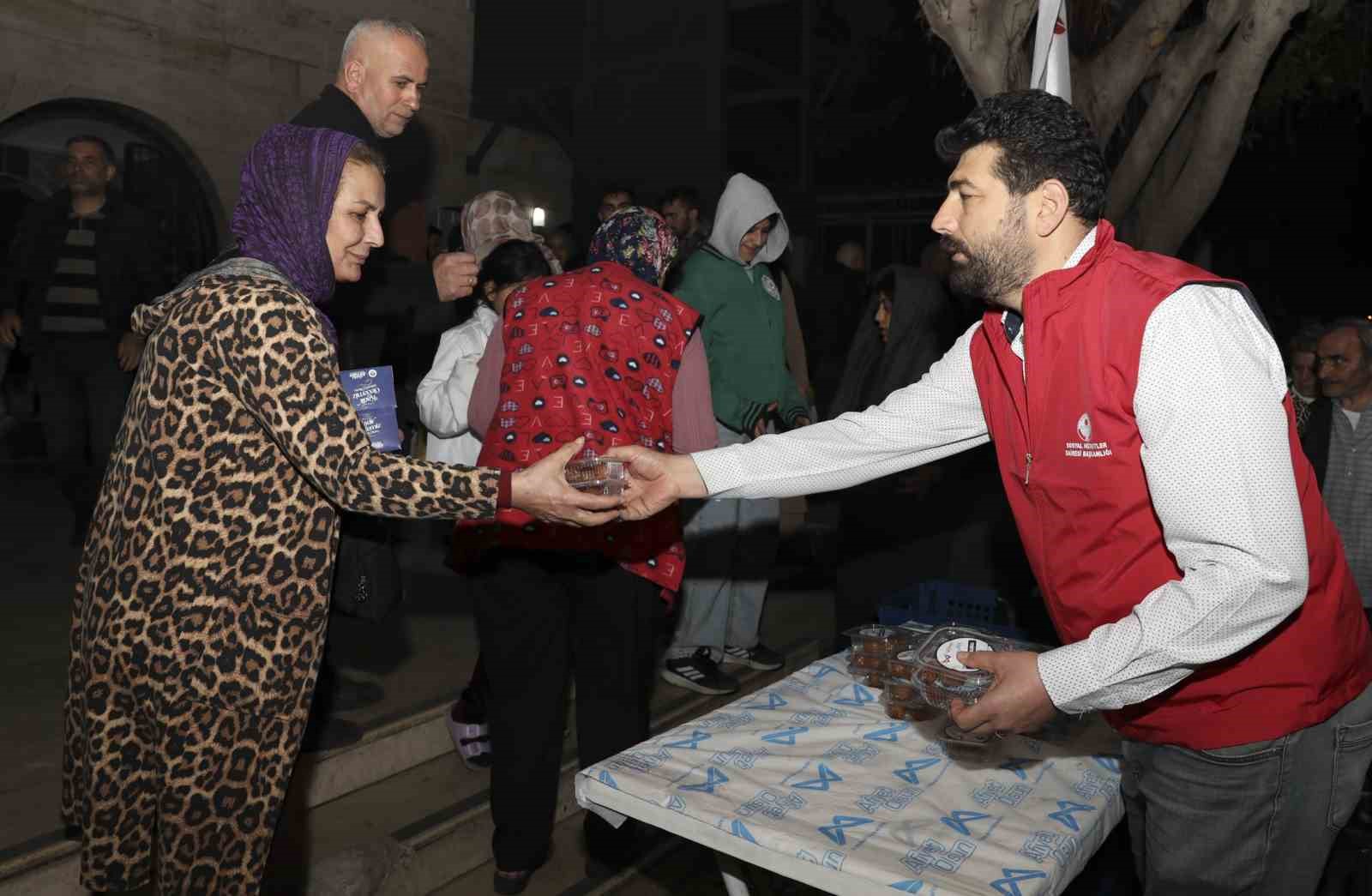 Mersin’de Kadir Gecesinde 10 bin kişilik lokma ikramı
