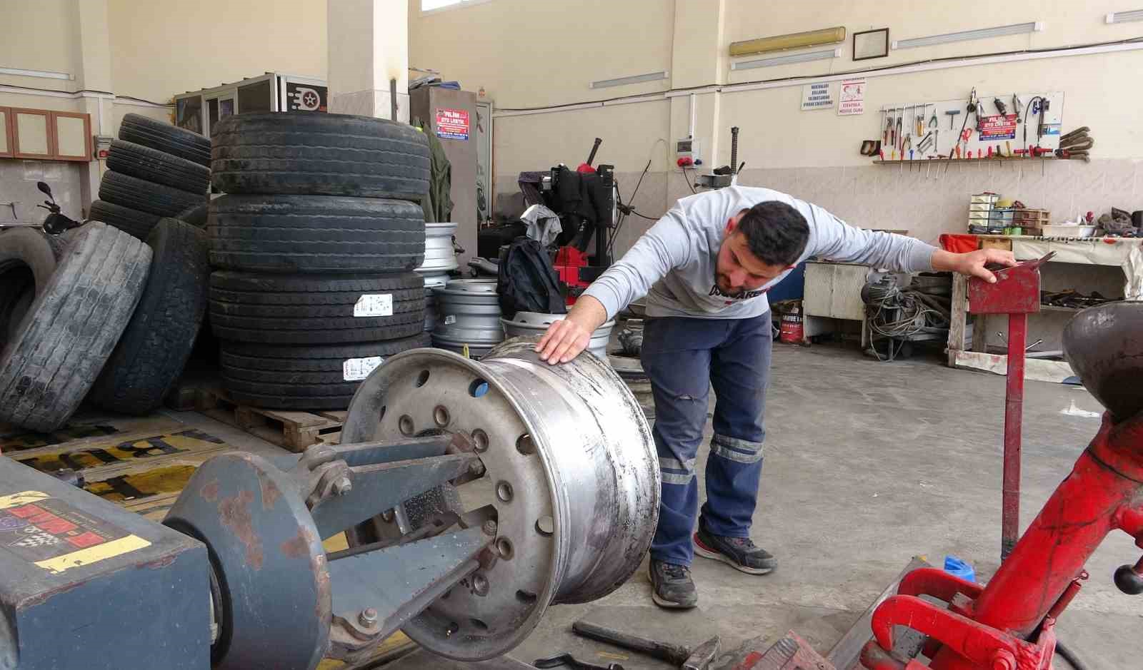 Mersin’de kamyon lastiği şişirirken patladı: O anlar kamerada
