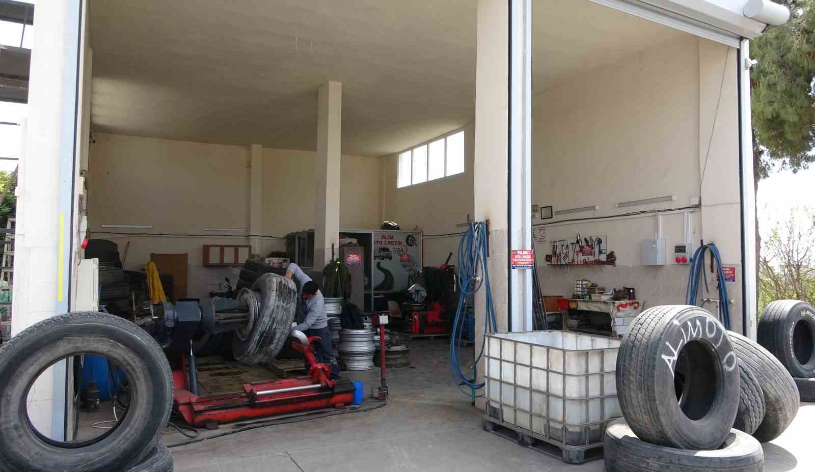 Mersin’de kamyon lastiği şişirirken patladı: O anlar kamerada
