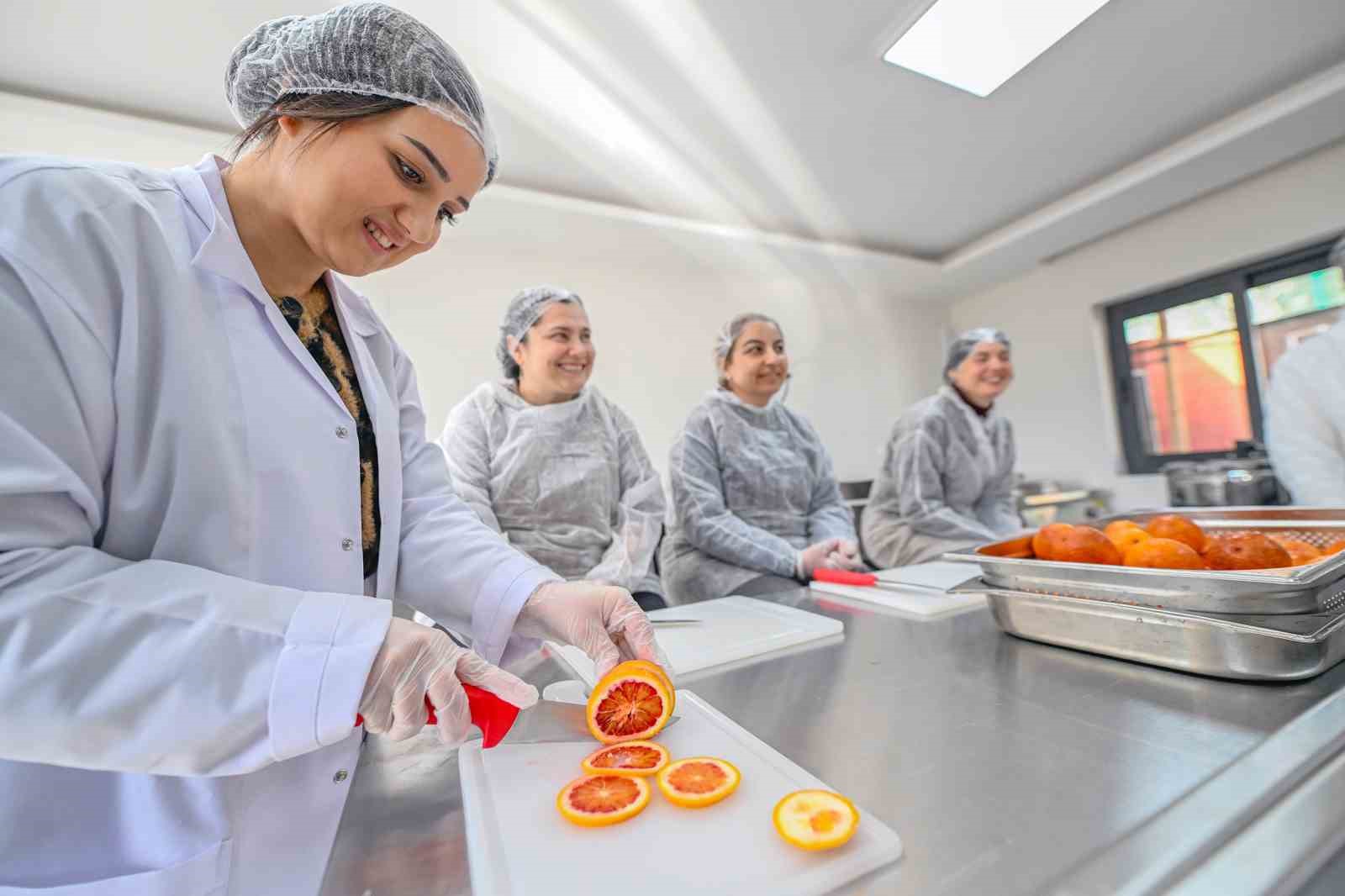 Mersin’de kan portakalı kadınların elinde değer kazanıyor
Mersin’de kan portakalı kadınların elinde değer kazanıyor