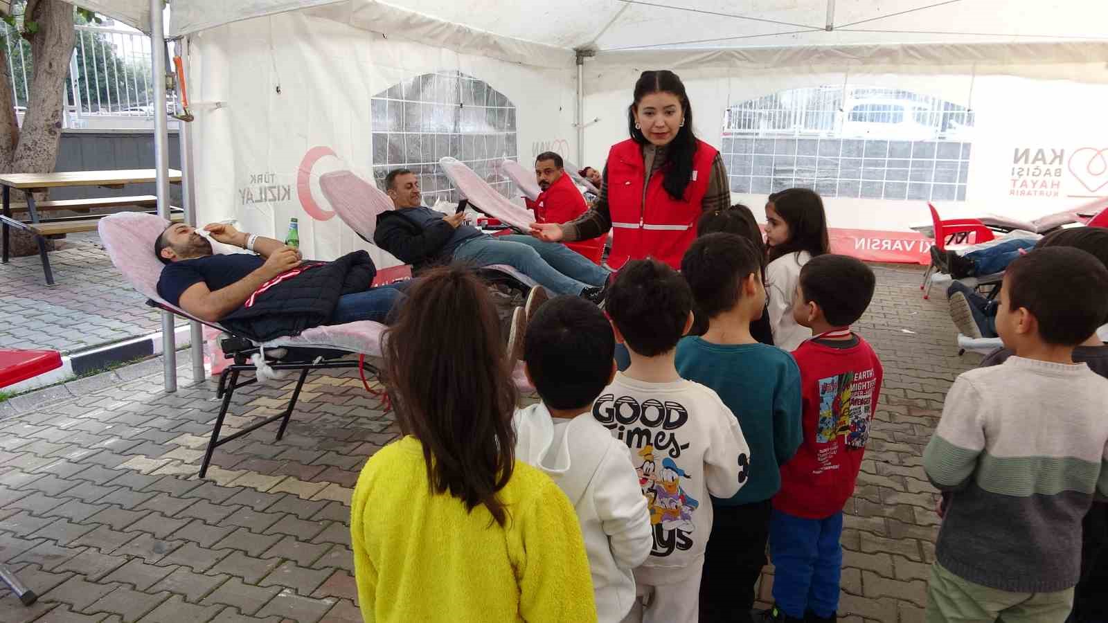 Mersin’de kan veren itfaiye erleri öğrencilerden alkış aldı
