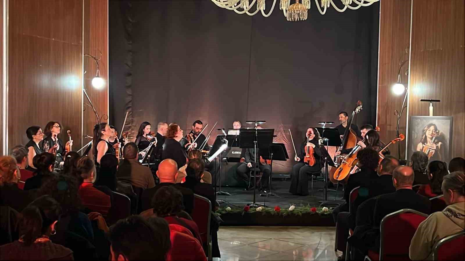 Mersin’de kazada hayatını kaybeden keman sanatçısı Laçin Akyol unutulmadı
