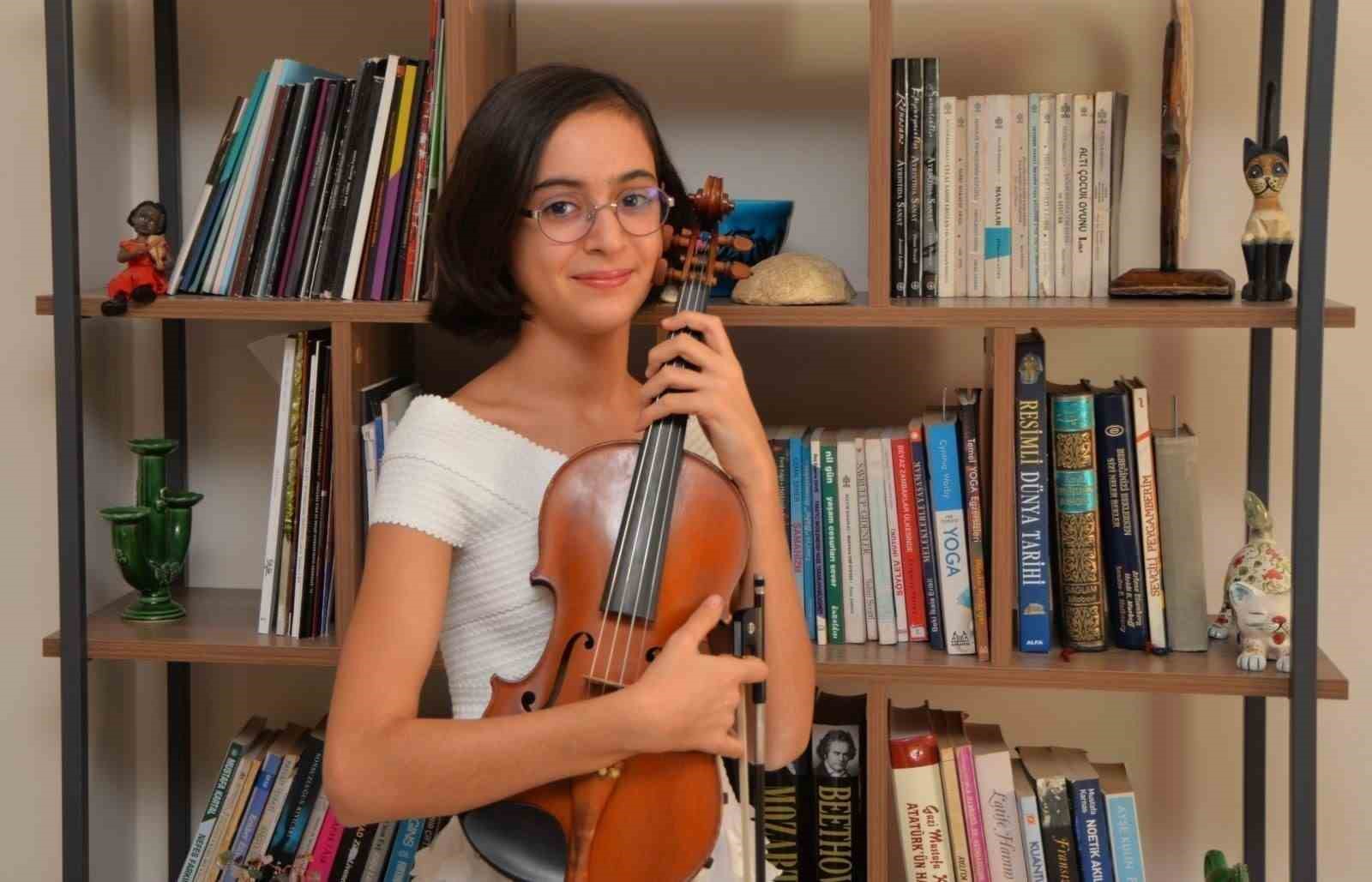 Mersin’de kazada hayatını kaybeden keman sanatçısı Laçin Akyol unutulmadı
