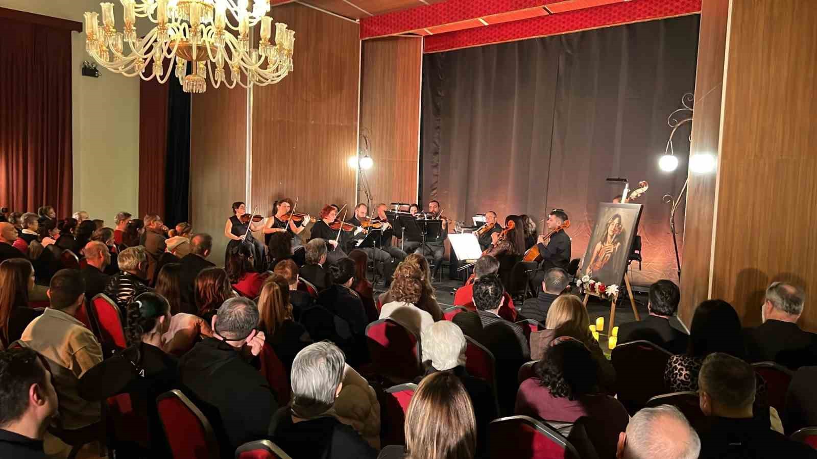 Mersin’de kazada hayatını kaybeden keman sanatçısı Laçin Akyol unutulmadı
