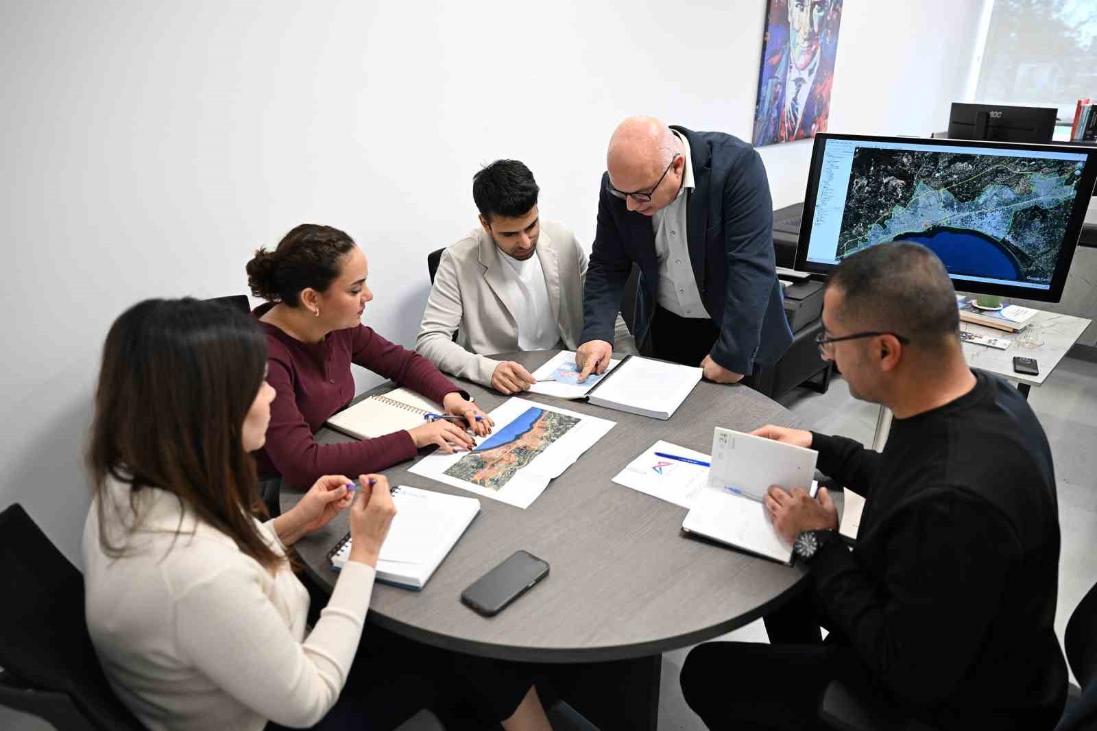 Mersin’de kentsel dönüşüm için 30 bin hektarlık yol haritası hazırlanıyor
Mersin’de kentsel dönüşüm için 30 bin hektarlık yol haritası hazırlanıyor