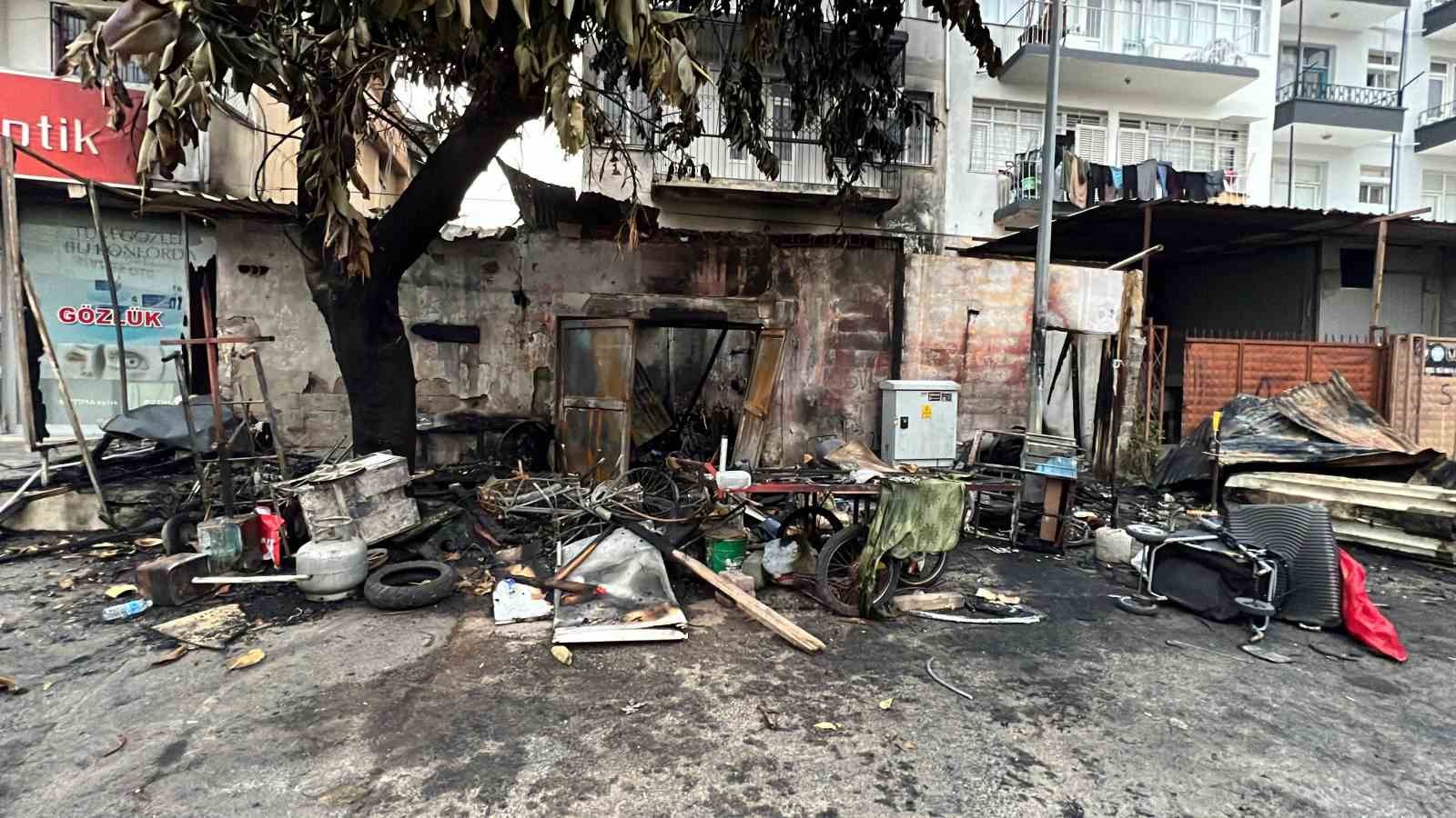 Mersin’de kundaklanan evde 58 yaşındaki kişi ağır yaralandı
Mersin’de kundaklanan evde 58 yaşındaki kişi ağır yaralandı