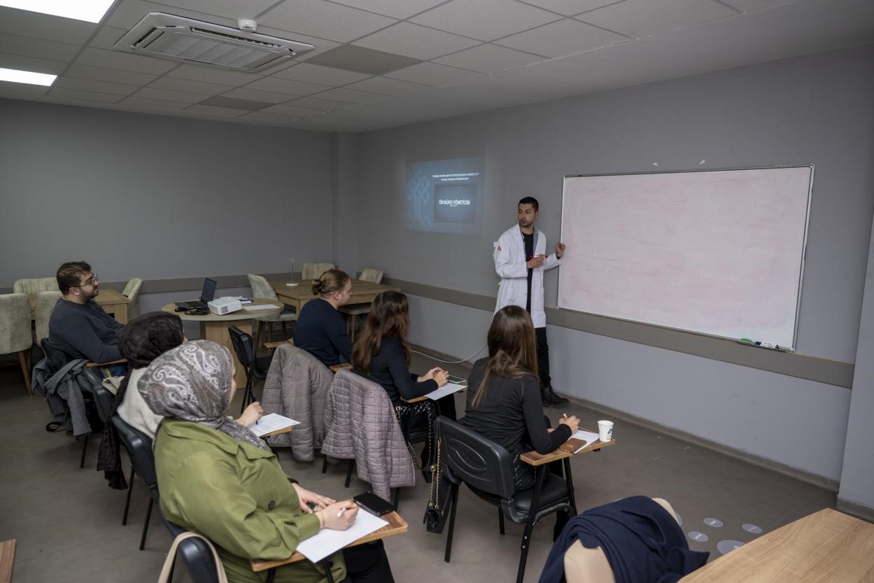 Mersin’de MERCEK kurslarıyla turizm sektörüne nitelikli personel yetiştiriliyor
Mersin’de MERCEK kurslarıyla turizm sektörüne nitelikli personel yetiştiriliyor