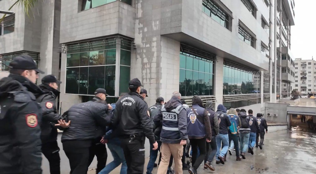 Mersin’de milyarlık yasa dışı bahis operasyonu: 9 tutuklama
Mersin’de milyarlık yasa dışı bahis operasyonu: 9 tutuklama