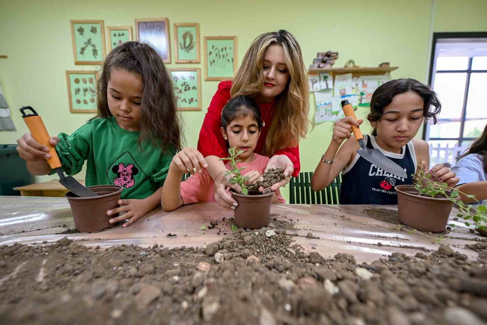 Mersin’de minikler Doğa Atölyesinde toprakla buluşuyor
