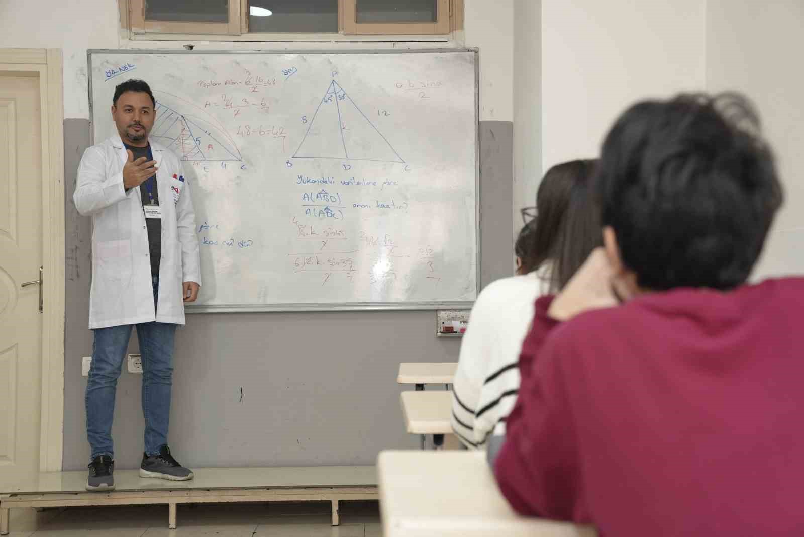 Mersin’de öğrencilere ücretsiz eğitim desteği
Mersin’de öğrencilere ücretsiz eğitim desteği